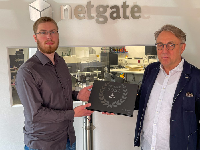 Unser frisch gebackener Fachinformatiker Tobias Martens bekommt als Anerkennung für seine guten Leistungen ein Notebook mit Netgate-IT-Gravur.