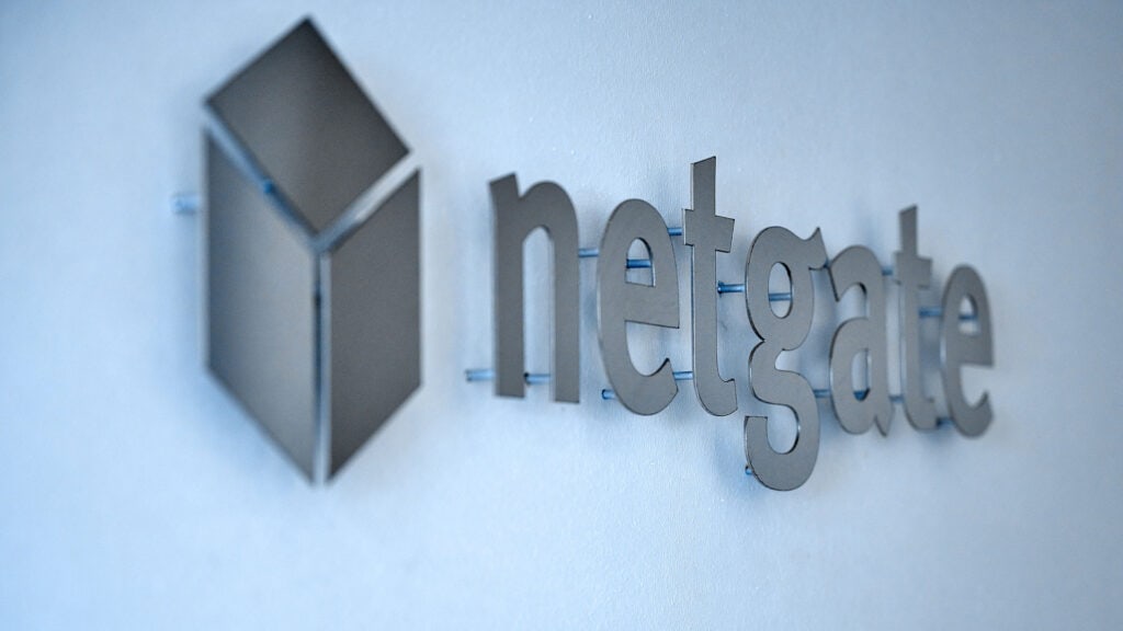 Das Logo der Firma Netgate aus Edelstahl an der Wand befestigt