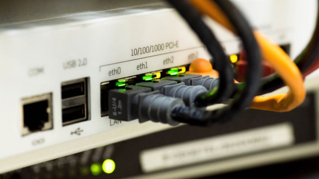 Die Rückseite eines Internet-Routers mit mehreren eingesteckten Netzwerkkabel