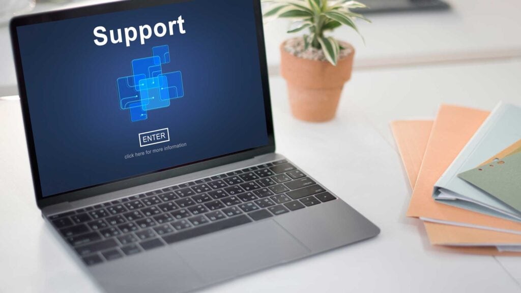 Symbol Bild: ein Notebook zeigt auf einem Bildschirm eine Support Anforderung
